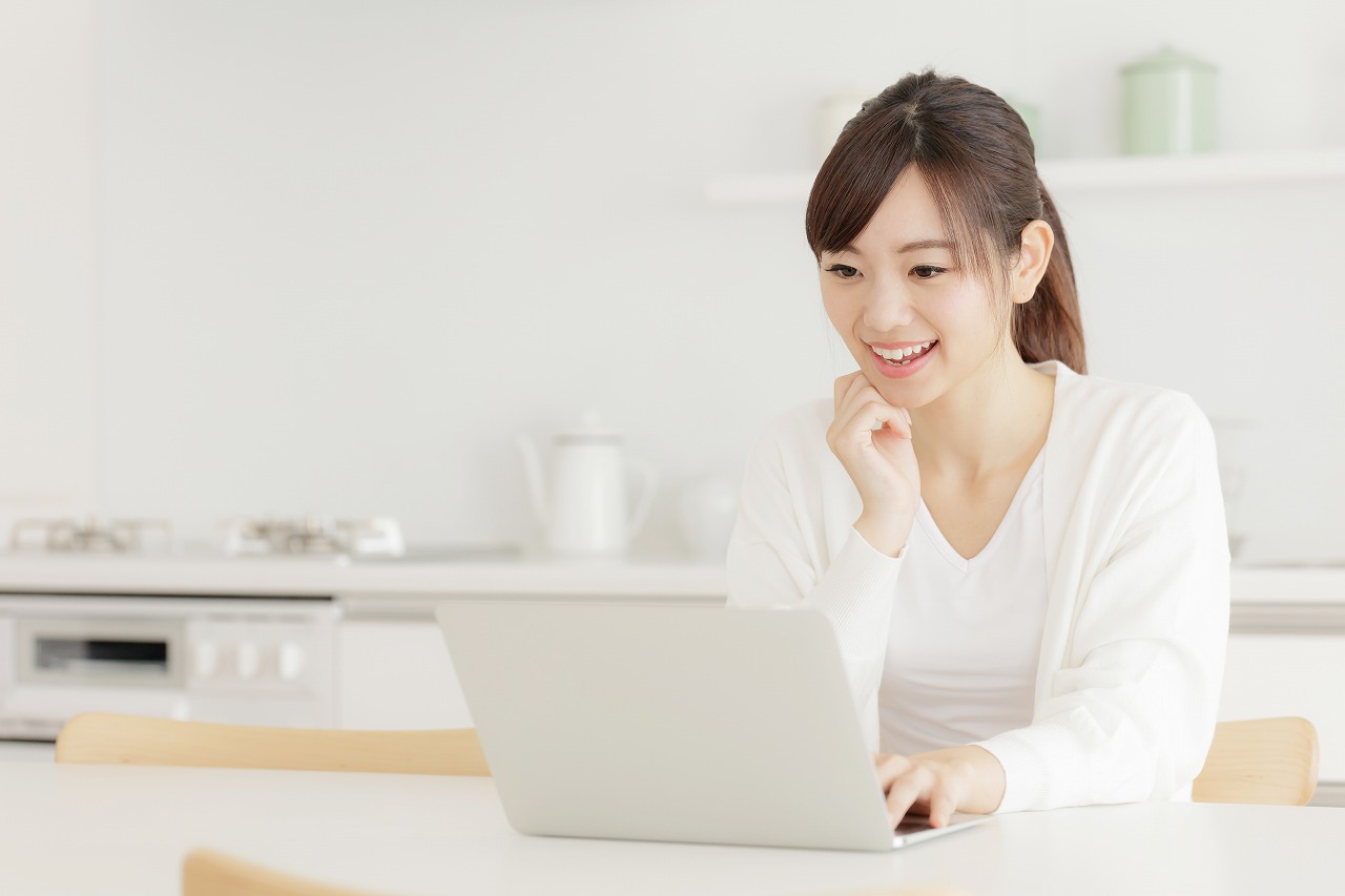 PCを眺めている女性
