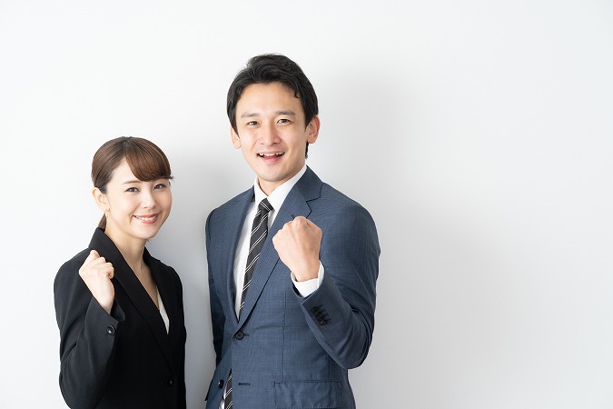 ガッツポーズをする男女